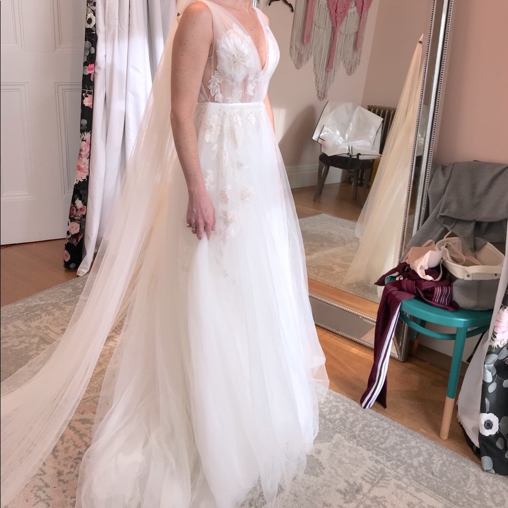 Willowby ‘Lainie’ sz 0 in Ivory & Sunset. Brand New never worn or tailored.